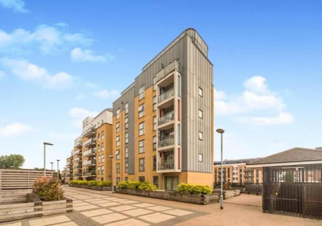 Stevenage'S No1 Town Centre Apartment, Upto 5 People, With Free Car Park - Book Today Exterior photo